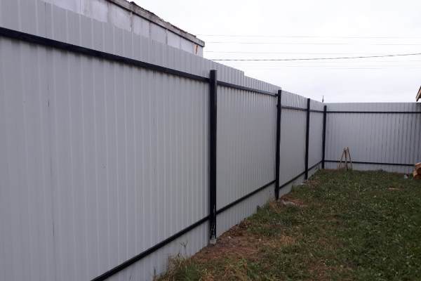Забор с калиткой из профнастила - фото